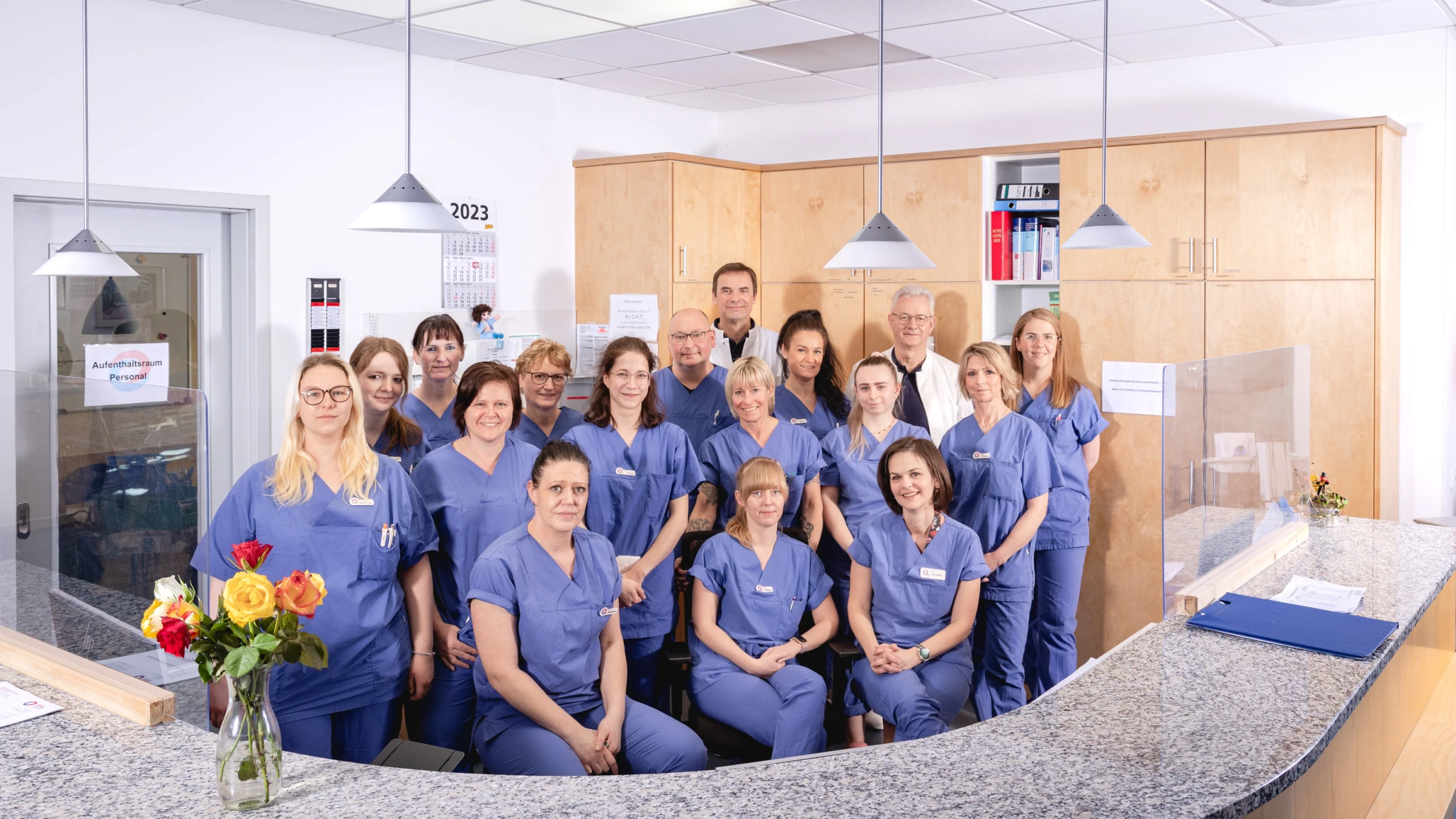 Startbild Über Uns -Ansicht des ganzen Teams